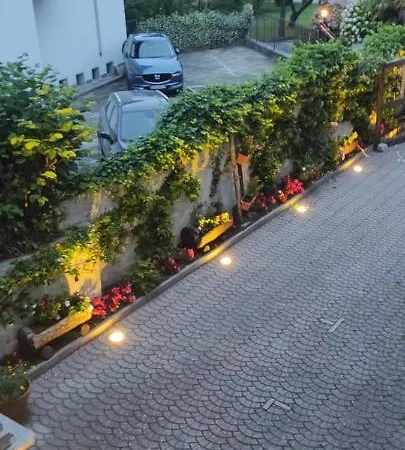 Apartamento Charming Glicine And Azalea House Art And Colour With Lakeview
